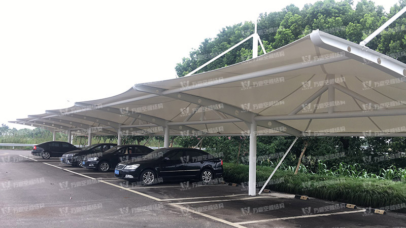 張拉膜車(chē)棚造價(jià)和哪些因素有關(guān)？降低張拉膜車(chē)棚造價(jià)的方法有哪些？