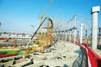 成都大運會主場館進入鋼結(jié)構(gòu)施工，“飛碟”造型顯雛形