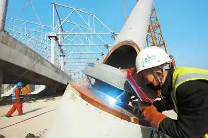 成都大運會主場館進入鋼結(jié)構(gòu)施工，“飛碟”造型顯雛形