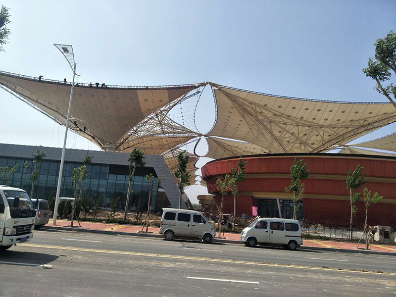 PTFE膜結(jié)構(gòu)屋面有哪些特點(diǎn)？為什么PTFE膜結(jié)構(gòu)屋面如此受歡迎？