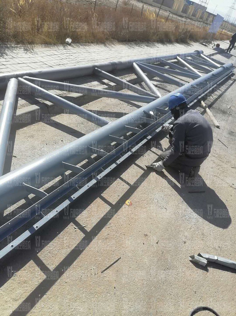 格爾木工業(yè)園昆侖工業(yè)區(qū)工業(yè)污水廠污水池保溫膜結(jié)構(gòu)工程位于海西蒙古族藏族自治州格爾木市，此項目是國內(nèi)首個ETFE膜結(jié)構(gòu)污水池加蓋工程。   該工程主要建設(shè)格爾木工業(yè)園昆侖工業(yè)區(qū)工業(yè)污水處理廠首期2.5萬立方米/天工程二沉池、水解酸化池和預(yù)沉池池體保溫膜結(jié)構(gòu)安裝。項目用鋼量230噸，膜結(jié)構(gòu)展開面積5000平米。    目前，預(yù)沉池和酸化水解池鋼結(jié)構(gòu)已完成，油漆已完成。二沉池基柱加焊，鋼架焊接中。    期待整個工程的完工，來領(lǐng)略它別致的風(fēng)采。