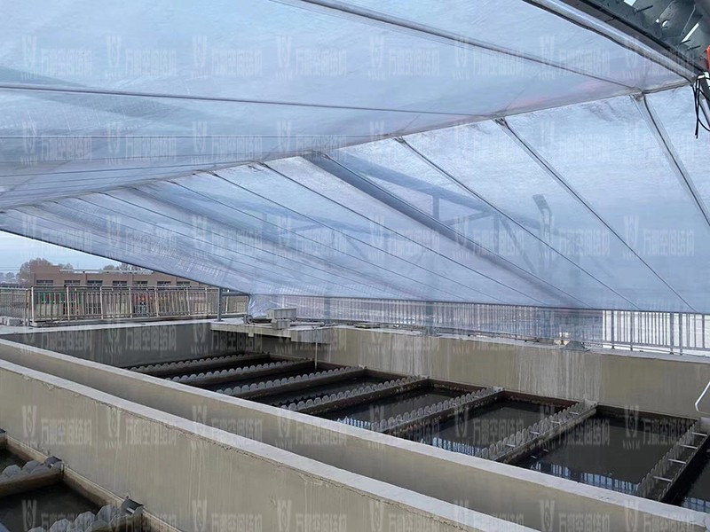 格爾木工業(yè)園昆侖工業(yè)區(qū)工業(yè)污水廠污水池保溫膜結(jié)構(gòu)工程膜結(jié)構(gòu)安裝中 格爾木工業(yè)園昆侖工業(yè)區(qū)工業(yè)污水廠污水池保溫膜結(jié)構(gòu)工程膜結(jié)構(gòu)安裝中