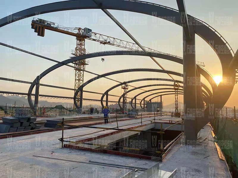 清遠(yuǎn)磁懸浮項(xiàng)目蓮湖車站鋼-膜結(jié)構(gòu)工程鋼結(jié)構(gòu)接近尾聲 清遠(yuǎn)磁懸浮項(xiàng)目蓮湖車站鋼-膜結(jié)構(gòu)工程鋼結(jié)構(gòu)接近尾聲