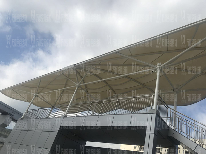 膜結(jié)構(gòu)雨棚遮陽棚有哪些優(yōu)勢？雨棚遮陽棚為什么選膜結(jié)構(gòu)材料？