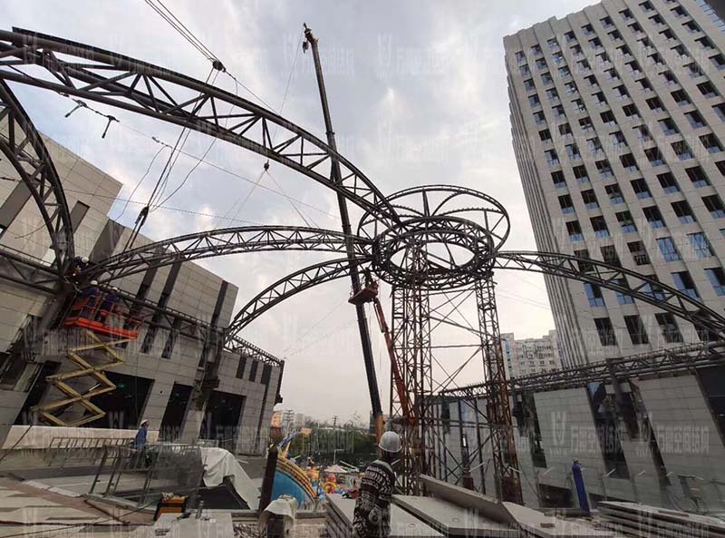 新泰卓越·財(cái)富廣場(chǎng)異型鋼結(jié)構(gòu)項(xiàng)目 新泰卓越·財(cái)富廣場(chǎng)異型鋼結(jié)構(gòu)項(xiàng)目