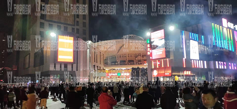 新泰卓越·財富廣場膜結(jié)構(gòu)項目接近尾聲 新泰卓越·財富廣場膜結(jié)構(gòu)項目接近尾聲