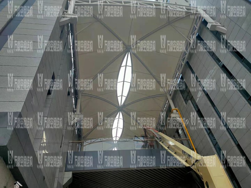 新泰卓越·財富廣場膜結(jié)構(gòu)項目接近尾聲 新泰卓越·財富廣場膜結(jié)構(gòu)項目接近尾聲