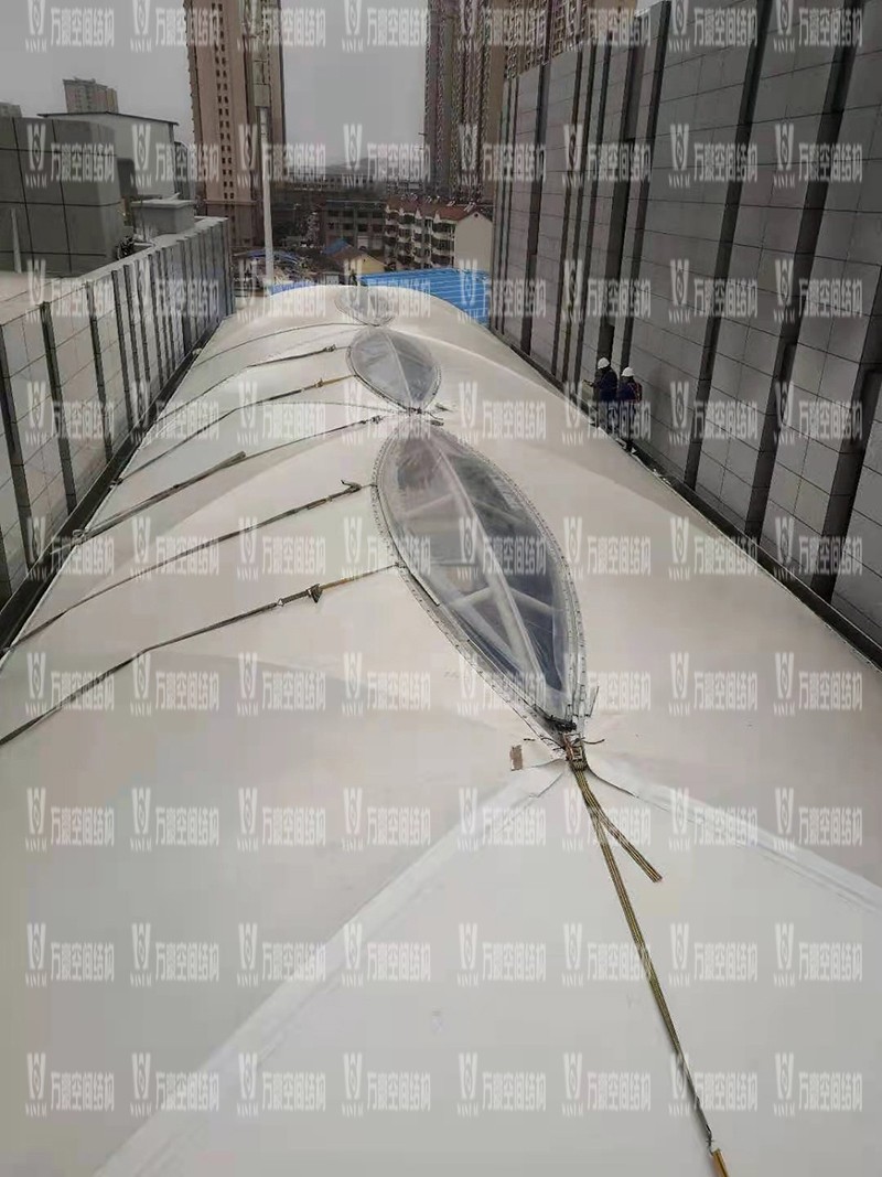 新泰卓越·財富廣場膜結(jié)構(gòu)項目接近尾聲 新泰卓越·財富廣場膜結(jié)構(gòu)項目接近尾聲