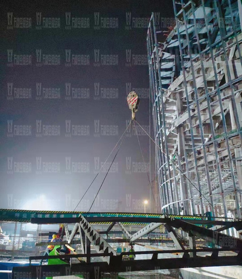 紹興國際會(huì)展中心一期B區(qū)會(huì)議中心PTFE膜結(jié)構(gòu)工程火熱拼裝、吊裝中