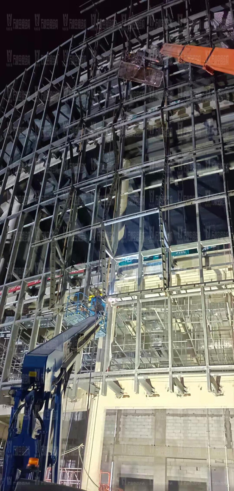 紹興國際會(huì)展中心一期B區(qū)會(huì)議中心PTFE膜結(jié)構(gòu)工程火熱拼裝、吊裝中