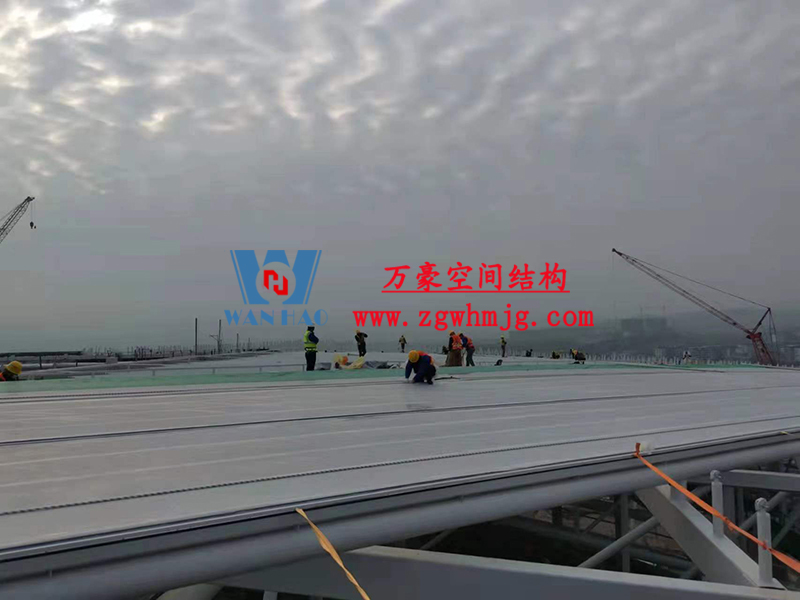 重慶龍興足球場ETFE屋面膜結(jié)構(gòu)工程屋面鋼結(jié)構(gòu)完成，膜結(jié)構(gòu)安裝中