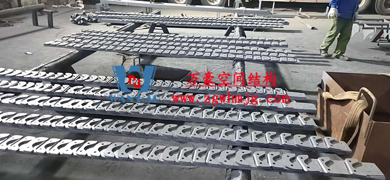 重慶龍興足球場ETFE屋面膜結(jié)構(gòu)工程屋面鋼結(jié)構(gòu)完成，膜結(jié)構(gòu)安裝中