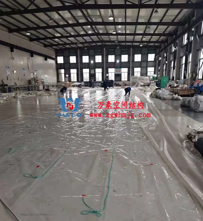 重慶龍興足球場ETFE屋面膜結(jié)構(gòu)工程屋面鋼結(jié)構(gòu)完成，膜結(jié)構(gòu)安裝中