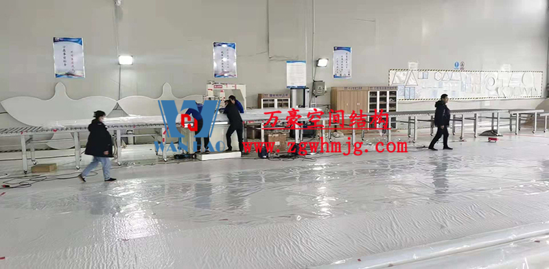 重慶龍興足球場ETFE屋面膜結(jié)構(gòu)工程屋面鋼結(jié)構(gòu)完成，膜結(jié)構(gòu)安裝中