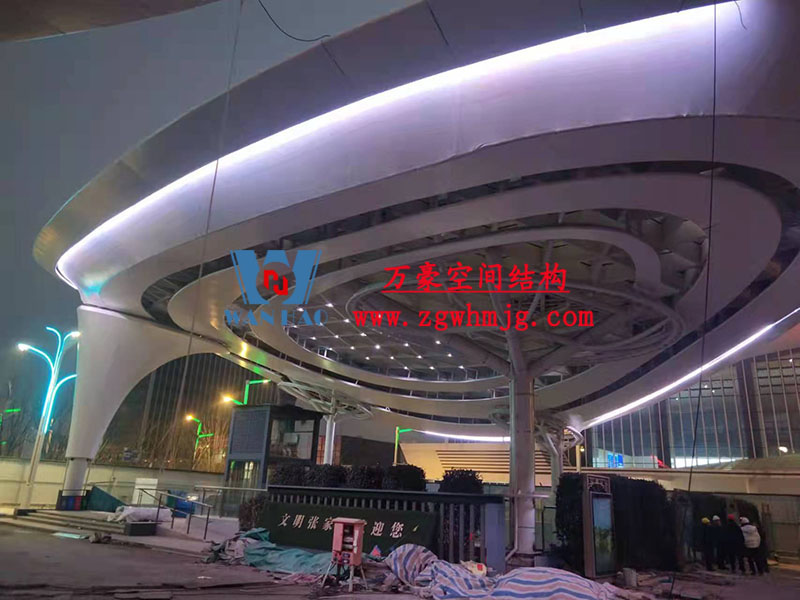 張家港高鐵站前復雜結構“蝴蝶再現(xiàn)”即將圓滿竣工