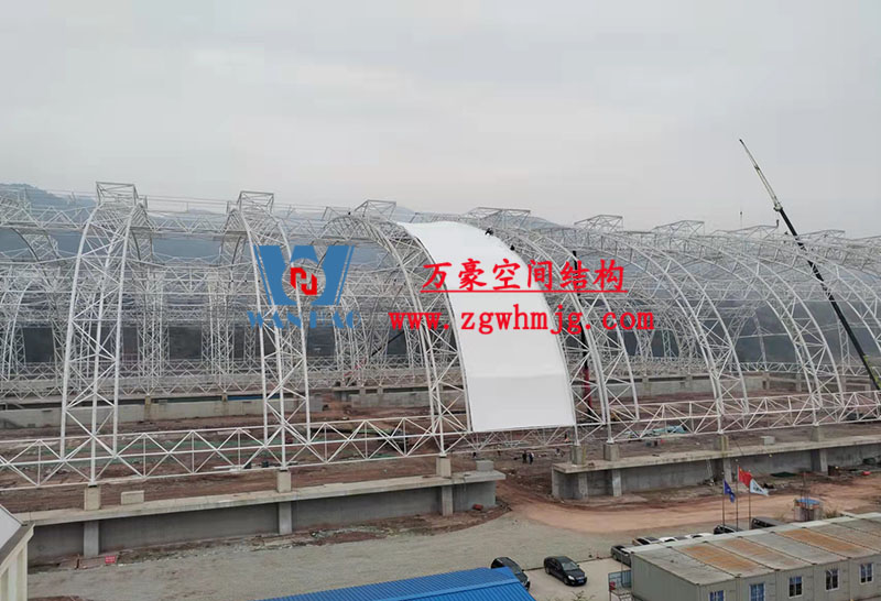 四川高興煤炭儲(chǔ)備基地建設(shè)項(xiàng)目鋼結(jié)構(gòu)接近尾聲，膜結(jié)構(gòu)開始安裝