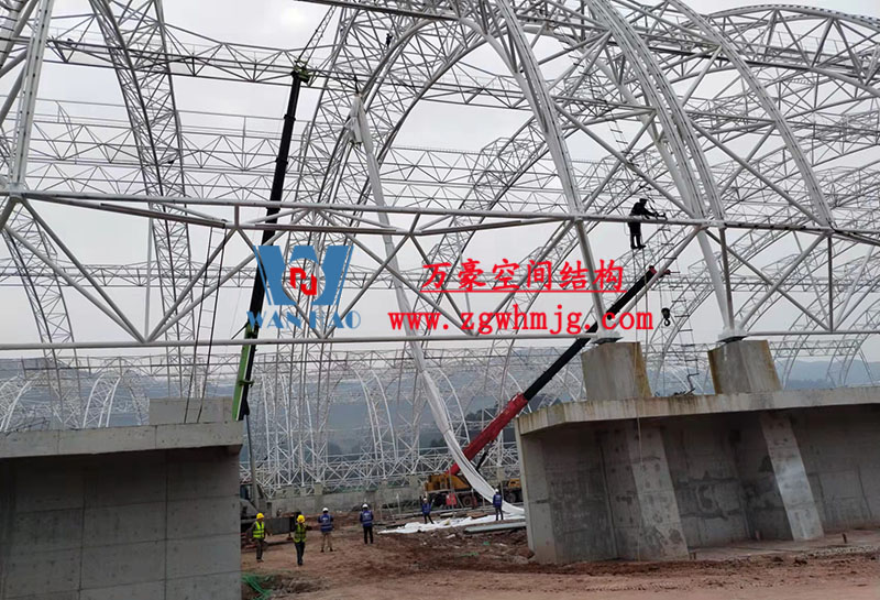 四川高興煤炭儲(chǔ)備基地建設(shè)項(xiàng)目鋼結(jié)構(gòu)接近尾聲，膜結(jié)構(gòu)開始安裝