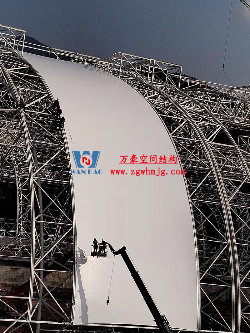 四川高興煤炭儲(chǔ)備基地建設(shè)項(xiàng)目鋼結(jié)構(gòu)接近尾聲，膜結(jié)構(gòu)開始安裝