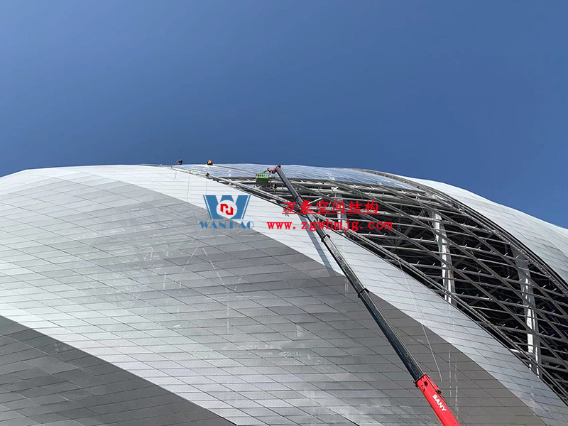 兩江新區(qū)加快建設(shè)龍興足球場(chǎng)（標(biāo)準(zhǔn)不降、工期不延、確保年底建成）