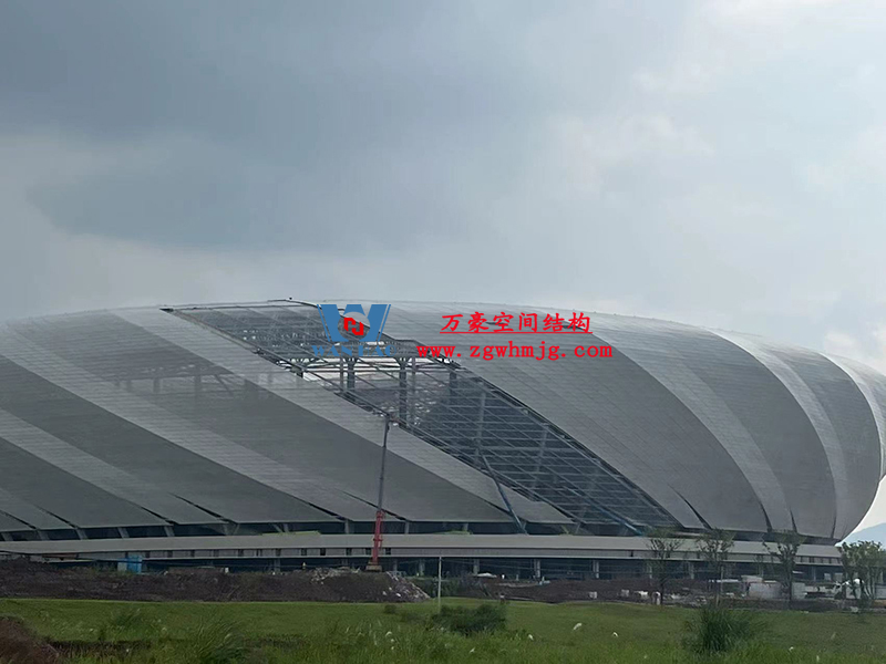 兩江新區(qū)加快建設(shè)龍興足球場(chǎng)（標(biāo)準(zhǔn)不降、工期不延、確保年底建成）