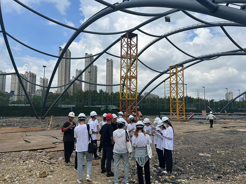 萬豪空間結(jié)構(gòu)員工到寧波諾丁漢大學(xué)室外運(yùn)動膜結(jié)構(gòu)項(xiàng)目學(xué)習(xí)交流