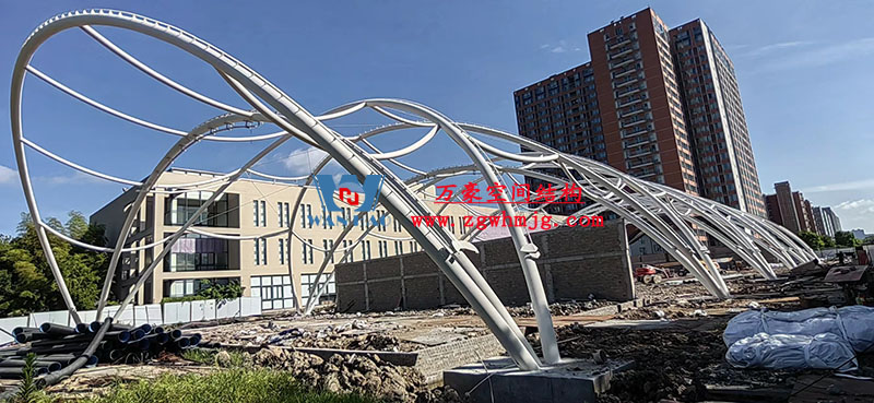 寧波諾丁漢大學(xué)室外運動場地改擴建項目膜結(jié)構(gòu)工程鋼結(jié)構(gòu)已完成