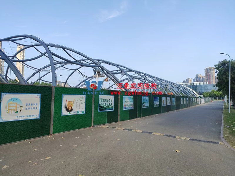 寧波諾丁漢大學(xué)室外運動場地改擴建項目膜結(jié)構(gòu)工程鋼結(jié)構(gòu)已完成