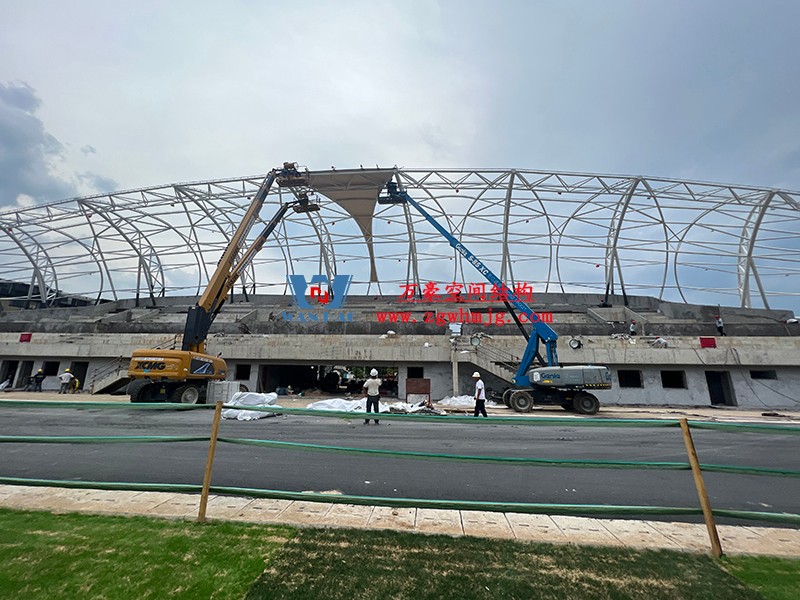 龍泉市體育場鋼膜結構工程膜結構安裝中