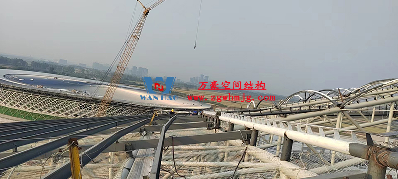襄陽(yáng)奧體中心膜結(jié)構(gòu)工程鋼結(jié)構(gòu)接近尾聲，膜結(jié)構(gòu)開(kāi)始安裝