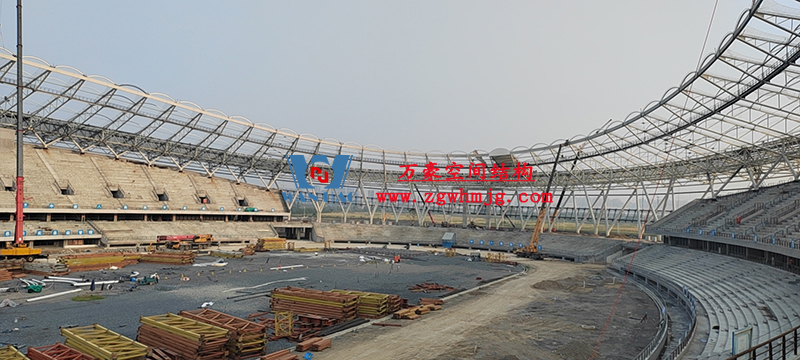 襄陽(yáng)奧體中心膜結(jié)構(gòu)工程鋼結(jié)構(gòu)接近尾聲，膜結(jié)構(gòu)開(kāi)始安裝