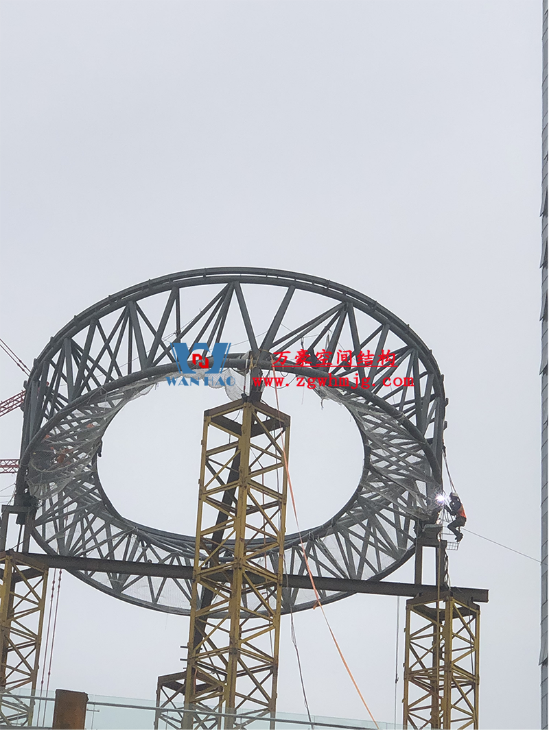 明宇廣場(chǎng)6號(hào)地塊商業(yè)(萬(wàn)達(dá)廣場(chǎng))改造項(xiàng)目鋼膜結(jié)構(gòu)ETFE蓋頂天幕工程進(jìn)入鋼結(jié)構(gòu)吊裝階段 明宇廣場(chǎng)6號(hào)地塊商業(yè)(萬(wàn)達(dá)廣場(chǎng))改造項(xiàng)目鋼膜結(jié)構(gòu)ETFE蓋頂天幕工程進(jìn)入鋼結(jié)構(gòu)吊裝階段