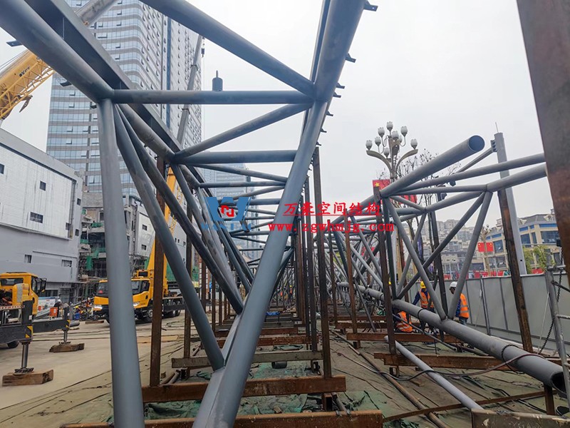 明宇廣場(chǎng)6號(hào)地塊商業(yè)(萬(wàn)達(dá)廣場(chǎng))改造項(xiàng)目鋼膜結(jié)構(gòu)ETFE蓋頂天幕工程進(jìn)入鋼結(jié)構(gòu)吊裝階段 明宇廣場(chǎng)6號(hào)地塊商業(yè)(萬(wàn)達(dá)廣場(chǎng))改造項(xiàng)目鋼膜結(jié)構(gòu)ETFE蓋頂天幕工程進(jìn)入鋼結(jié)構(gòu)吊裝階段