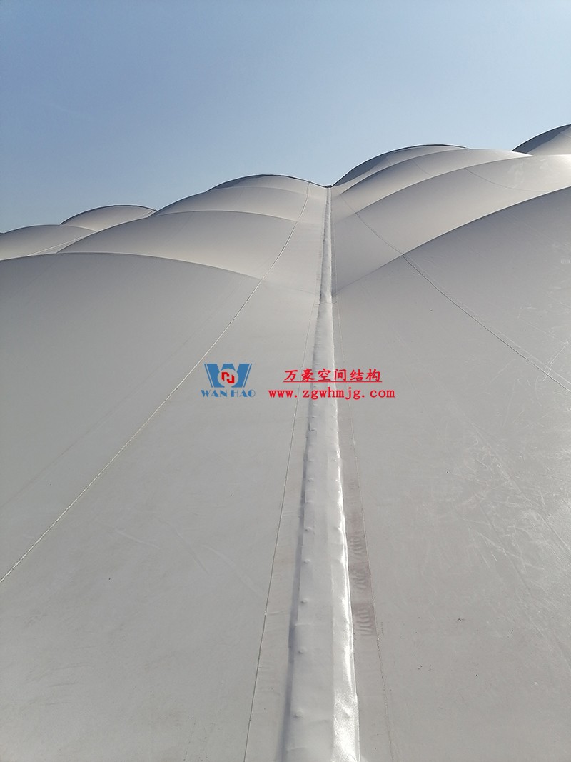 襄陽奧體中心膜結(jié)構(gòu)工程接近尾聲 襄陽奧體中心膜結(jié)構(gòu)工程接近尾聲