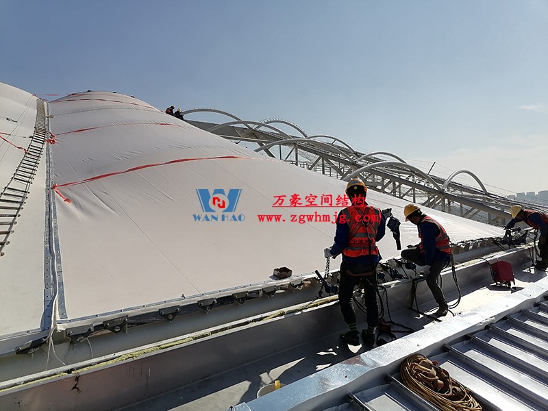 襄陽奧體中心膜結(jié)構(gòu)工程接近尾聲 襄陽奧體中心膜結(jié)構(gòu)工程接近尾聲