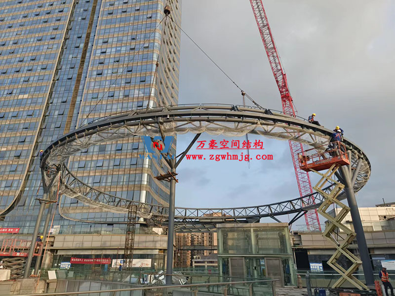 明宇廣場6號地塊商業(yè)（萬達(dá)廣場）改造項目鋼膜結(jié)構(gòu)ETFE蓋頂天幕工程火熱施工中