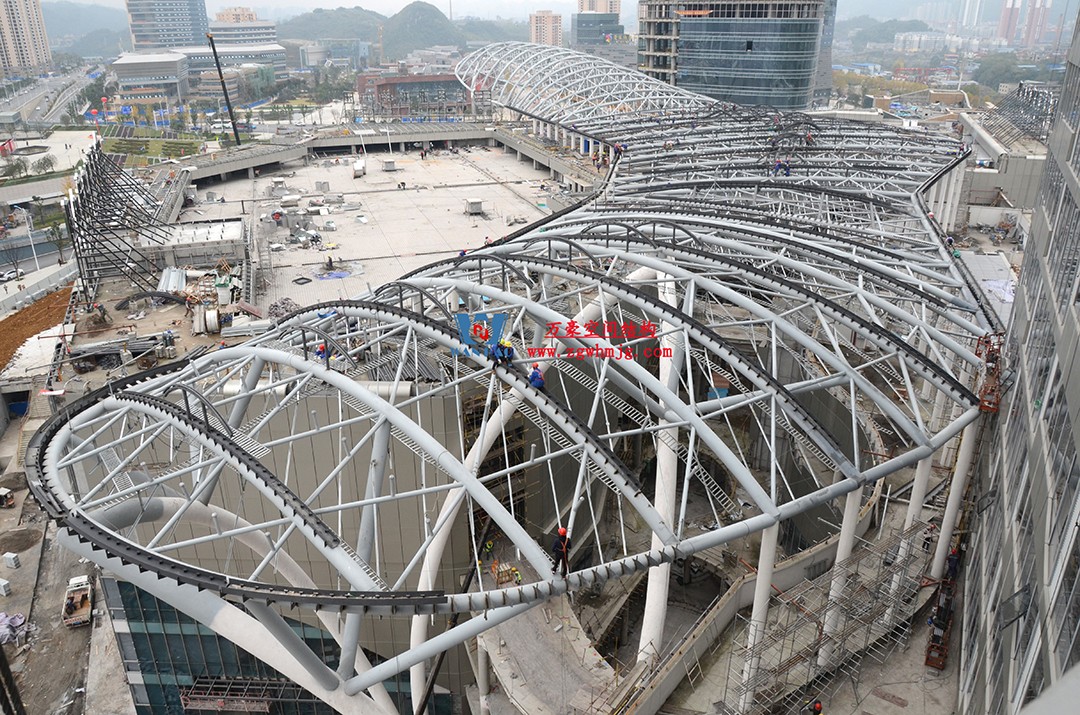 遵義高鐵新城上的一條鋼膜結(jié)構(gòu)“長(zhǎng)龍” 遵義高鐵新城上的一條鋼膜結(jié)構(gòu)“長(zhǎng)龍”