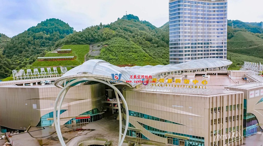 遵義高鐵新城上的一條鋼膜結(jié)構(gòu)“長(zhǎng)龍” 遵義高鐵新城上的一條鋼膜結(jié)構(gòu)“長(zhǎng)龍”