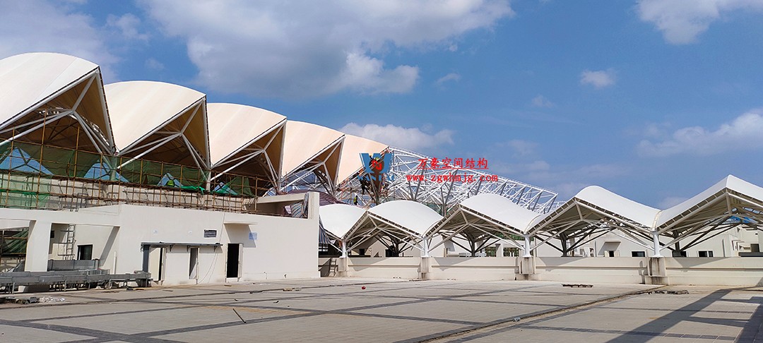 施工加速，這個PTFE膜結(jié)構(gòu)天幕即將完工！