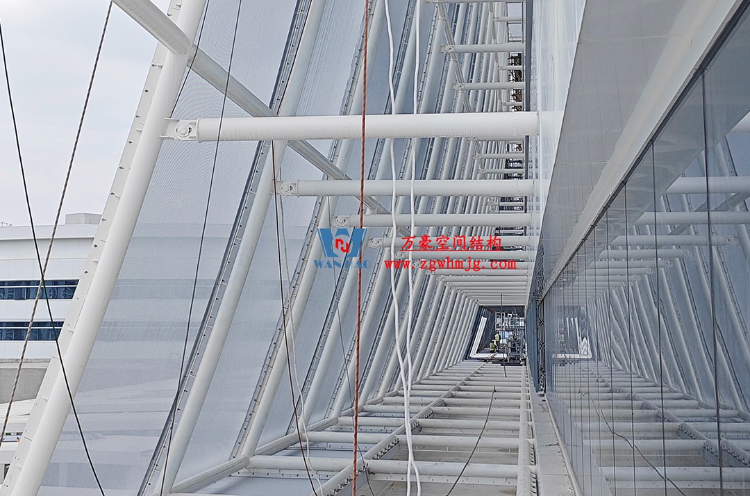 聚焦工程高質(zhì)量建設(shè)，這個(gè)網(wǎng)格織物幕墻正在施工安裝中