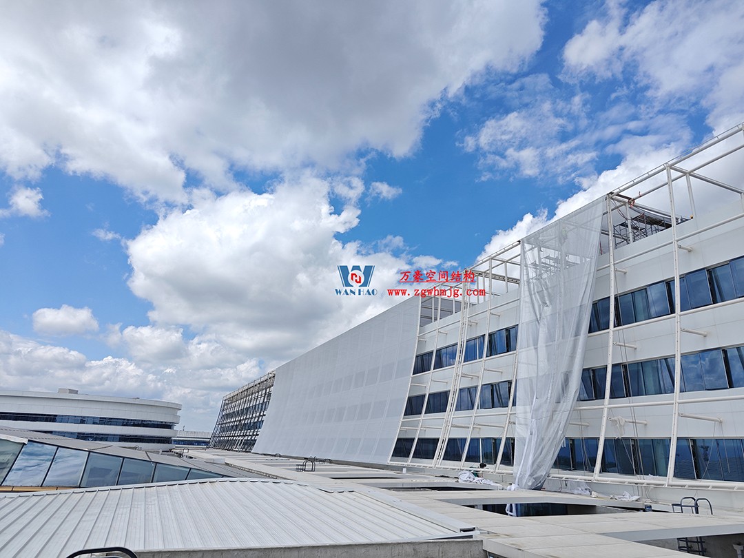 聚焦工程高質(zhì)量建設(shè)，這個(gè)網(wǎng)格織物幕墻正在施工安裝中