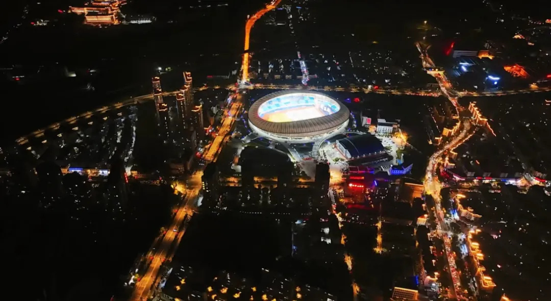 平陽(yáng)體育中心群星演唱會(huì)！超萬(wàn)人圍觀，現(xiàn)場(chǎng)火爆High唱！