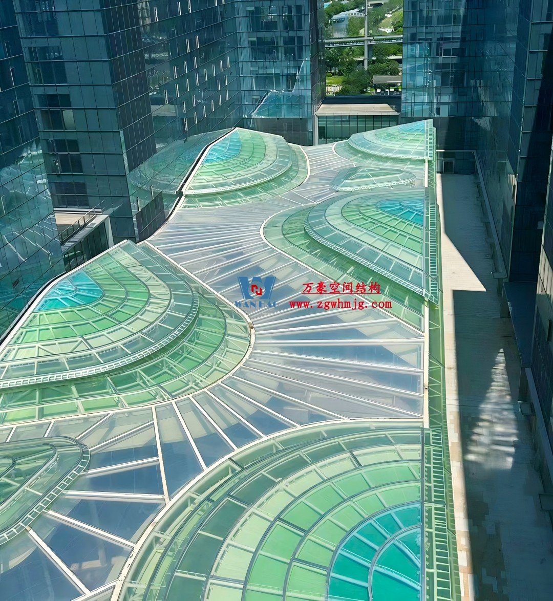 在中庭種一片鋼膜結(jié)構(gòu)的“森谷”