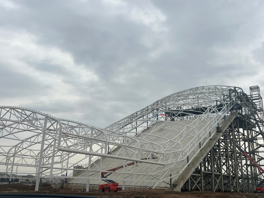 馭風逐沙，織就賽道美學——比亞迪紹興嵊州賽車場干拔沙坡觀景平臺鋼膜結構