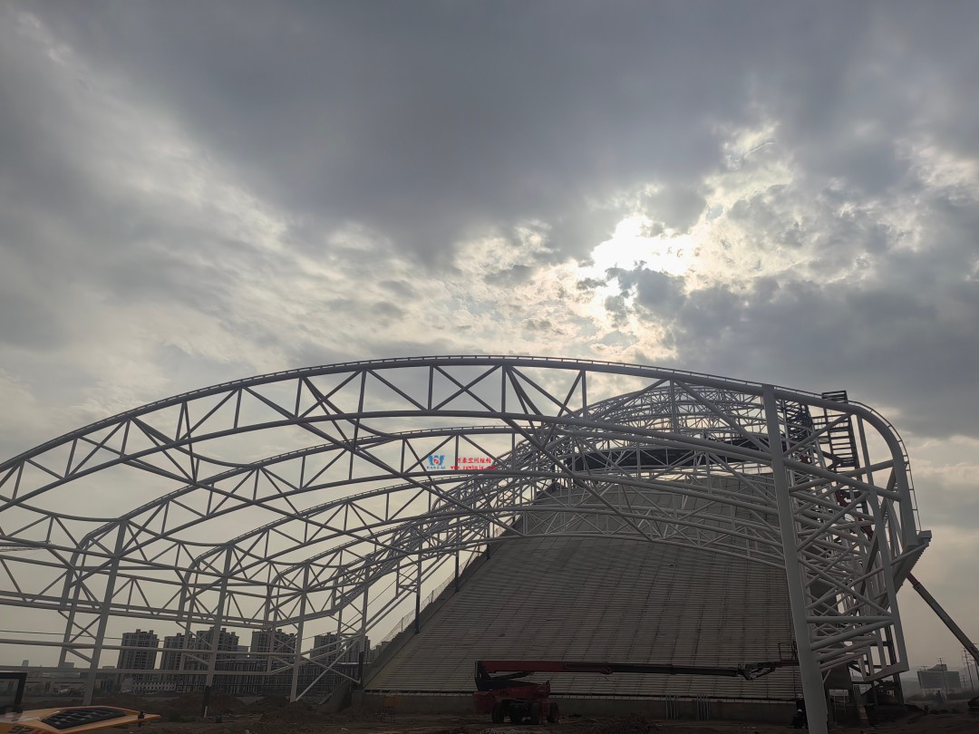 馭風逐沙，織就賽道美學——比亞迪紹興嵊州賽車場干拔沙坡觀景平臺鋼膜結構