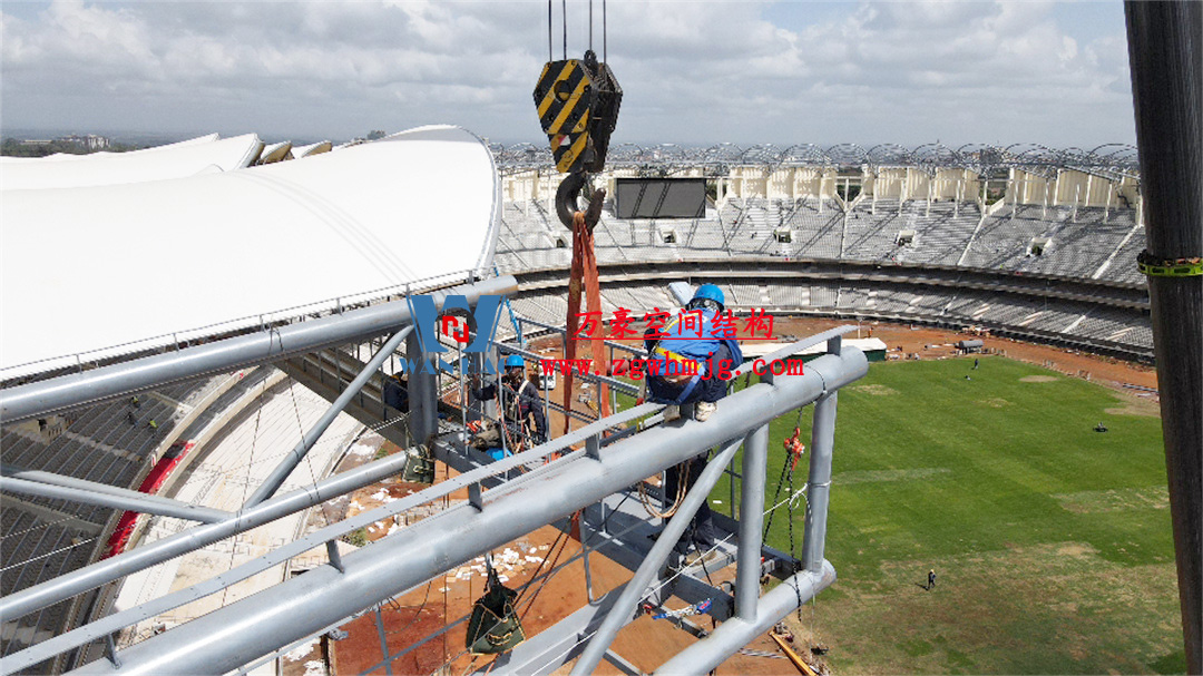 膜結(jié)構(gòu)體育場(chǎng)屋面安裝全解析：從技術(shù)要點(diǎn)到經(jīng)典案例