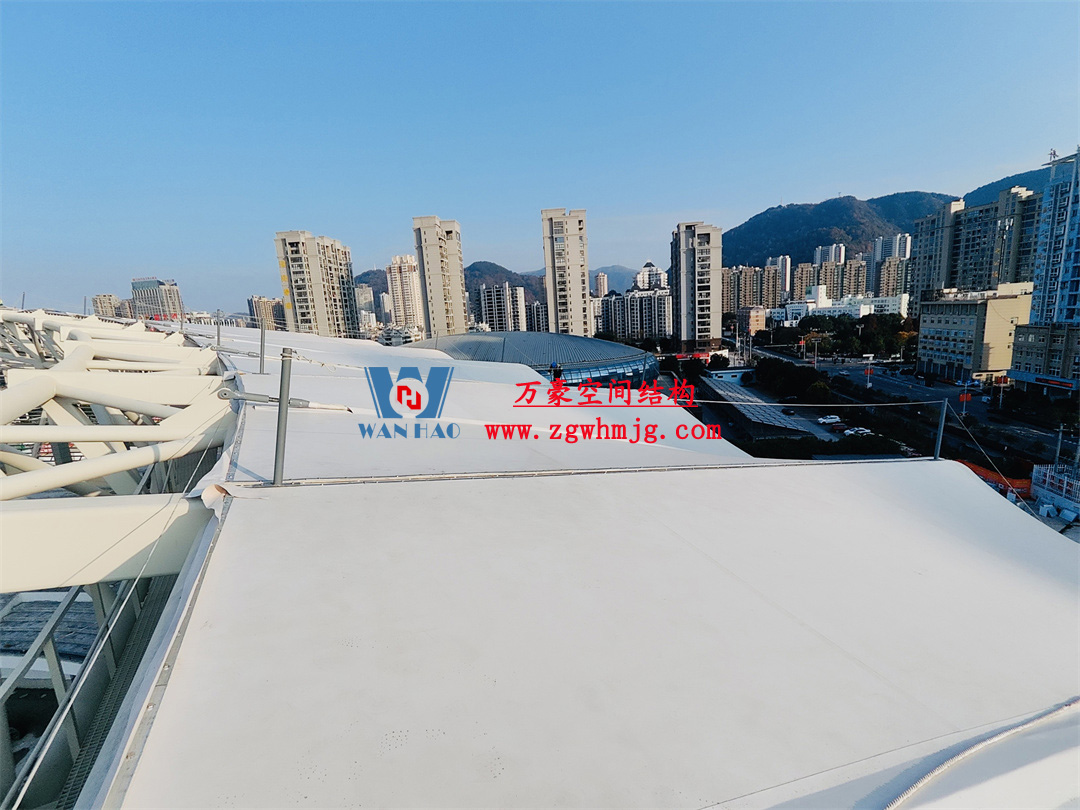 膜結(jié)構(gòu)體育場(chǎng)屋面安裝全解析：從技術(shù)要點(diǎn)到經(jīng)典案例