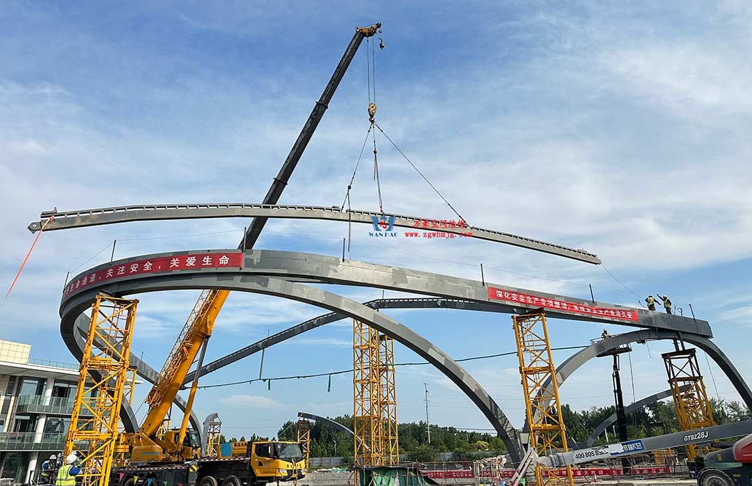 山東高端化工研究院下沉廣場天幕施工邁入關(guān)鍵階段