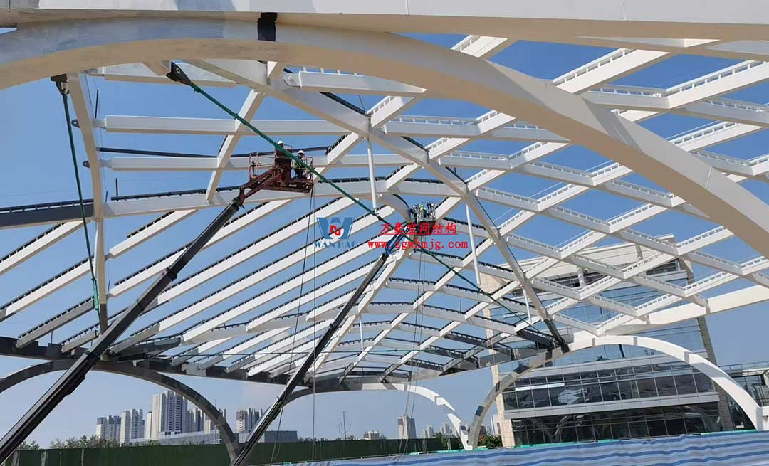 山東高端化工研究院下沉廣場天幕施工邁入關(guān)鍵階段