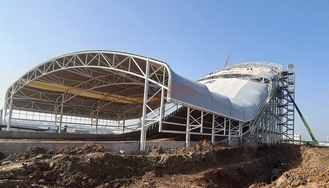 比亞迪賽車場驚現(xiàn)“風之翼”！又一座PTFE膜結(jié)構(gòu)干拔沙坡頂棚拔地而起