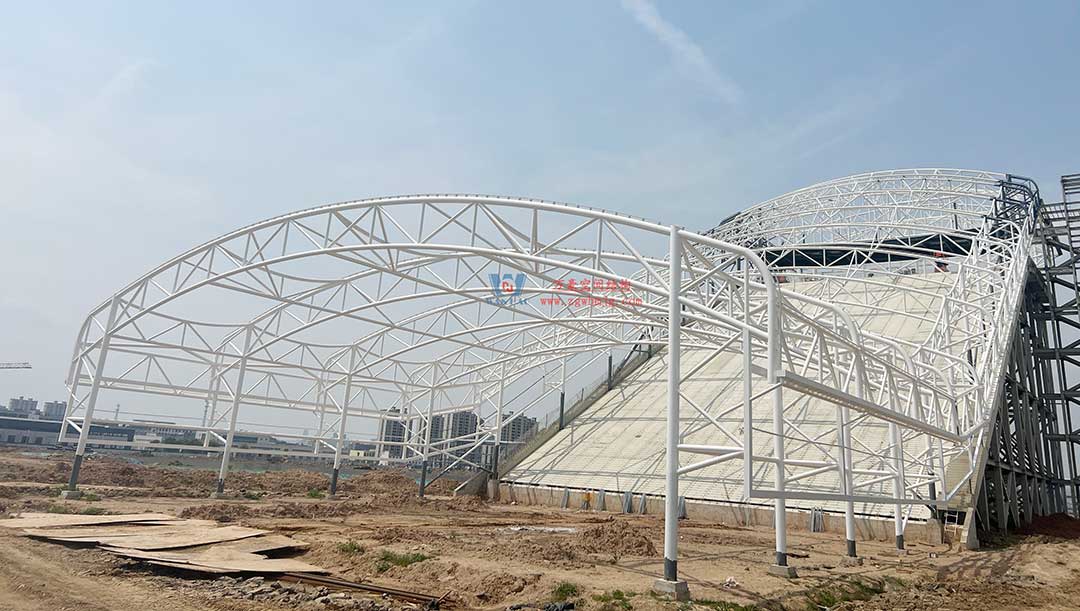 比亞迪賽車場驚現(xiàn)“風之翼”！又一座PTFE膜結(jié)構(gòu)干拔沙坡頂棚拔地而起